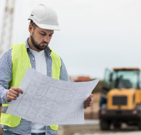 hombre tiro medio mirando proyecto