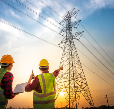 imagen dos ingenieros electricos que verifican trabajo electrico utilizando computadora parada estacion energia ver trabajo planificacion electrodos alto voltaje