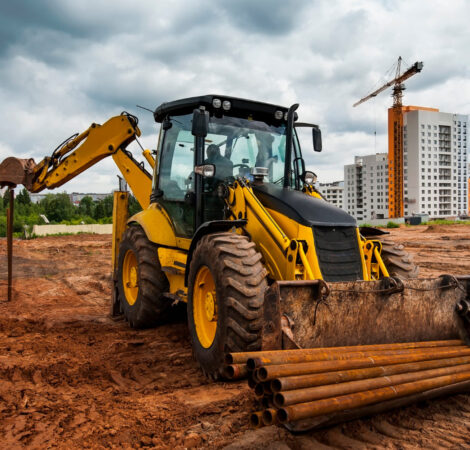 tractor amarillo instala postes campo nueva construccion